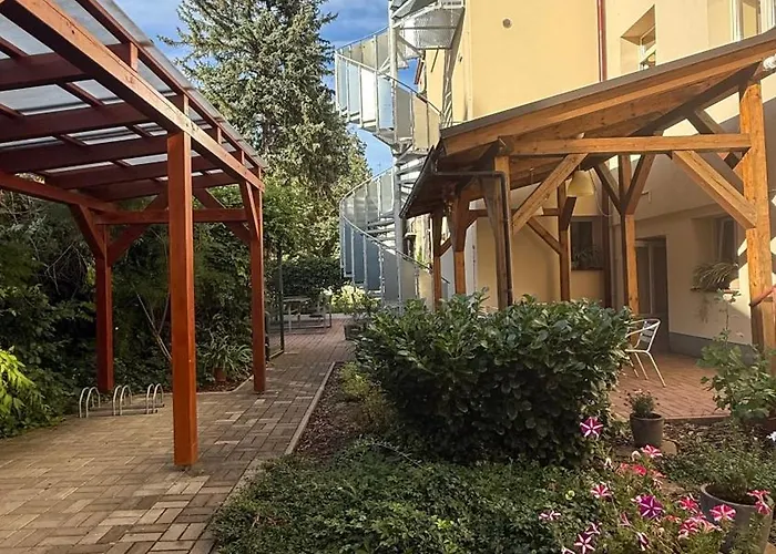 罗多斯特旅馆 3* 波杰布拉迪